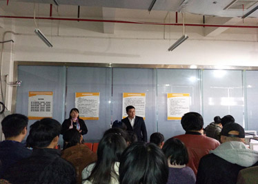 点通数据有限公司邢台分公司生产中心主管李汉领给基地学员开晨会